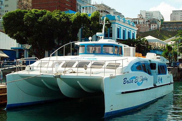 Embarcação que opera Salvador a Morro de São Paulo